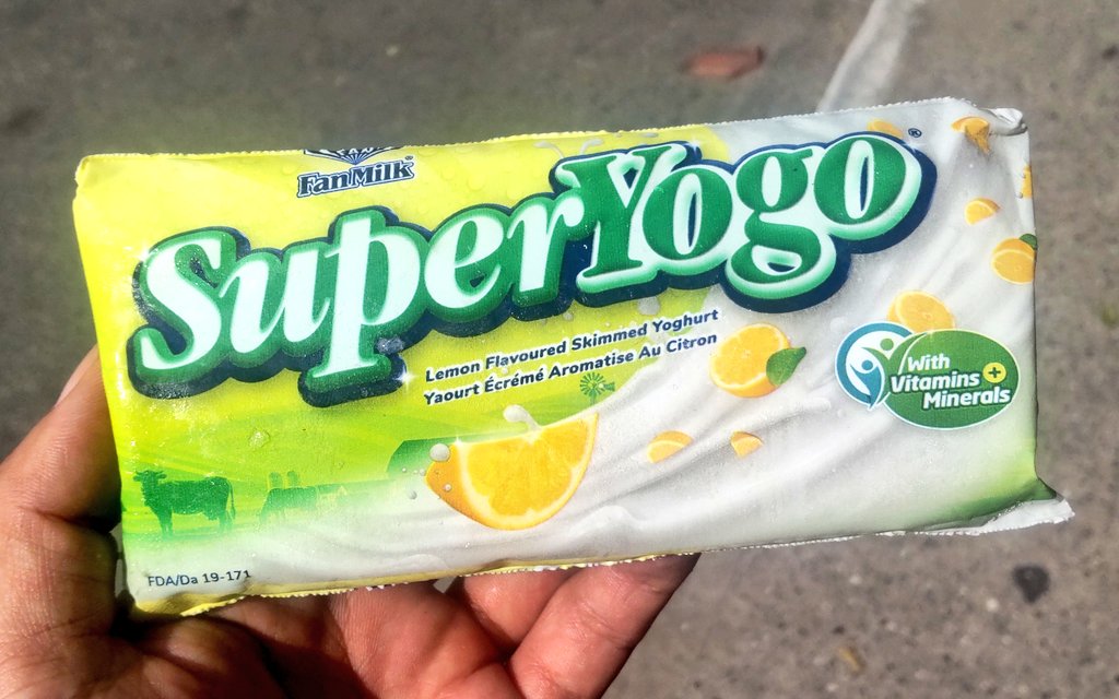 【FanYogo】
ガーナで売ってるアイス🍨

最近値上がりしたが
だいたい1個5セディ🇬🇭(約50円)

ちぎって吸いながら食べる。