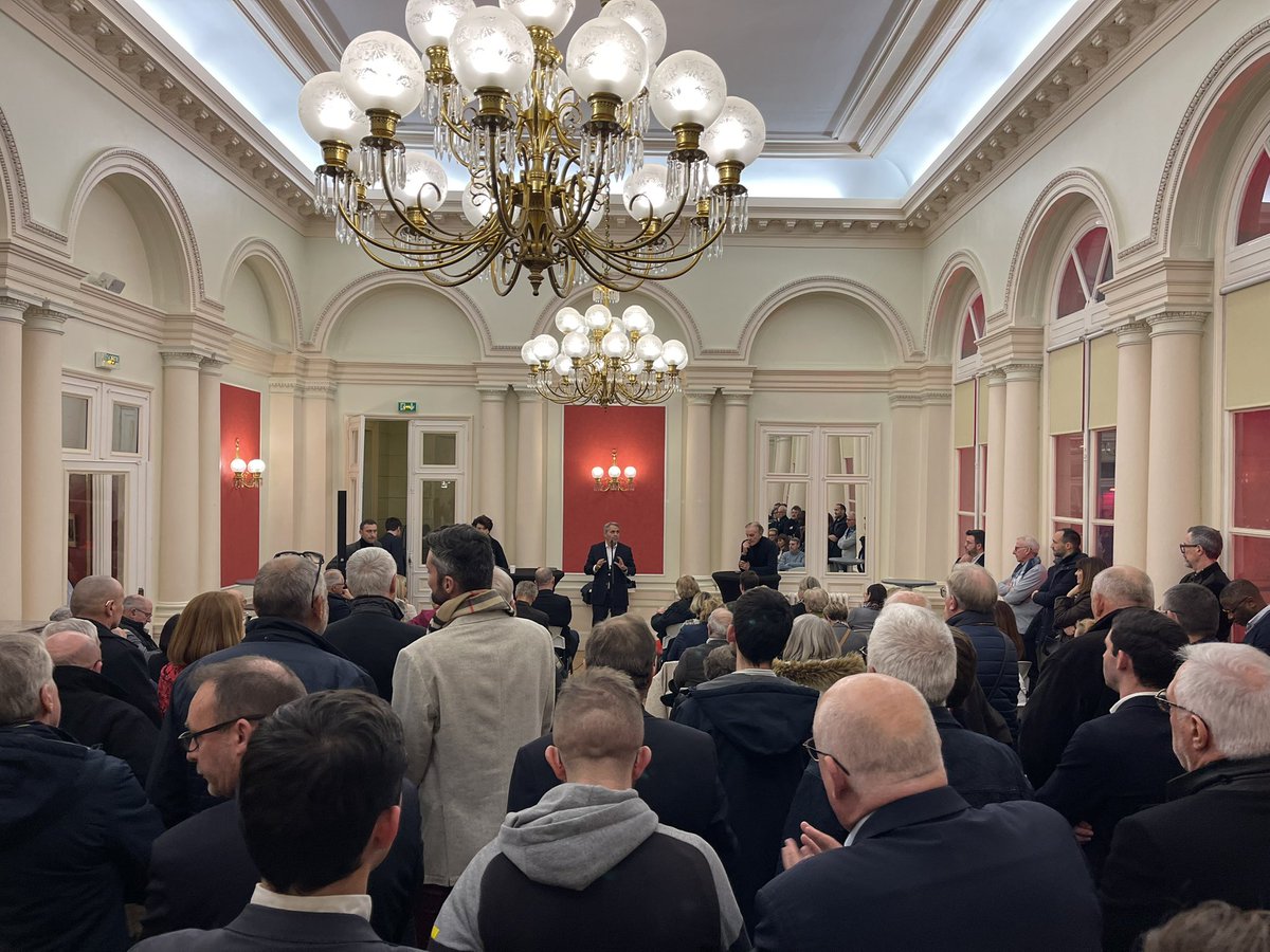 NousFrance_fr's tweet photo. Merci aux Saint-Quentinois et aux délégués territoriaux Hauts-de-France de @NousFrance_fr venus nombreux ce soir, à Saint-Quentin pour #SeFrotterLaCervelle 🧠 https://t.co/fxSdrqs1pe