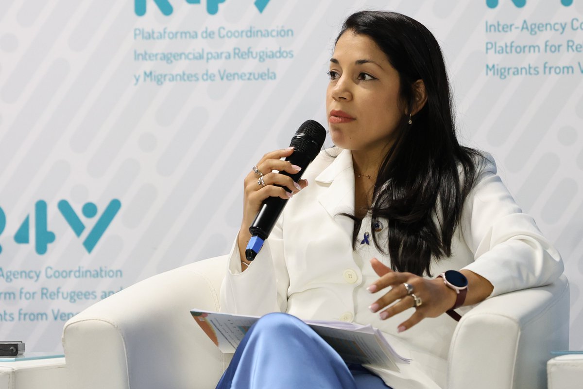 Plataforma_R4V's tweet photo. "En Uruguay hemos implementado una iniciativa para agilizar las solicitudes de refugio de las personas venezolanas. Quien solicita refugio, al ser venezolano, tiene autorizada la solicitud automáticamente": Melina Martínez, Dirección Nacional de Migración 🇺🇾
#RMRP https://t.co/5Wk79DcD7D