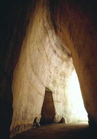 Nycto_Immersive's tweet image. I&apos;m recreating the Ear of Dionysius in Blender for an Unreal Engine test of virtual acoustics for VR and the MetaXR plugin. 
The Ear of Dionysius is part of a limestone quarry located on the hills of Syracuse, Sicily. It has very peculiar acoustics due to its S-shaped form.