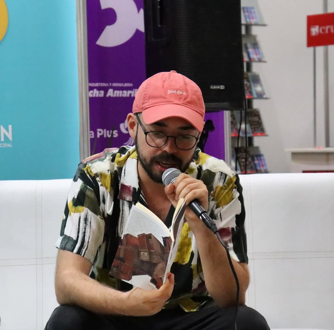 El amigo escritor y editor Adrian Martínez tuvo un asalto durante la FIL Gdl y sufrió graves daños. El lunes lo opera un maxilofacial y para la órbita de su ojo se pondrá placa y tornillos. 

Su hermana solicita apoyo 
5201160035645595 
Banamex  
Daniela Martínez López