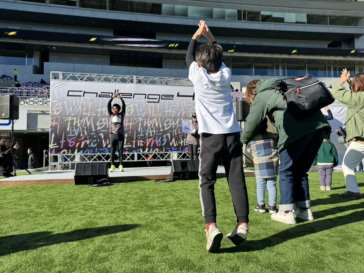 Challenge4_JPN's tweet image. ⋱ みんなでジャパササイズ💪 ⋰
サブ4達成の応援団、
Ｍ高史さんとみんなでジャパササイズ🏃‍♀️🏃‍♂️

刻々と迫る #Challenge4 Tokyoのスタートに向け、体を温めます🫁