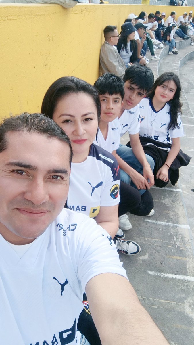 Elizabeth220782's tweet photo. @RC_MACHADO182 @LDU_Oficial @KleverY6  liguistas de corazón❤ queremos ir juntos a apoyar a nuestro Rey de Copas. Liga Campeón🏆 https://t.co/knBGLGXoxC