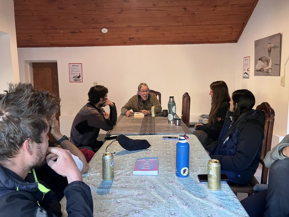 kinipolegus's tweet photo. En La #EBJMB de @ProgPatagonia siempre es una sorpresa a quien te vas a encontrar. Hoy fue una de esas noches para recordar con la visita de Richard Prum. Nos contó sobre La Evolución de la Belleza… zarpado. 
@CienciaAves @AvesArgentinas https://t.co/yo1vDxcKRn