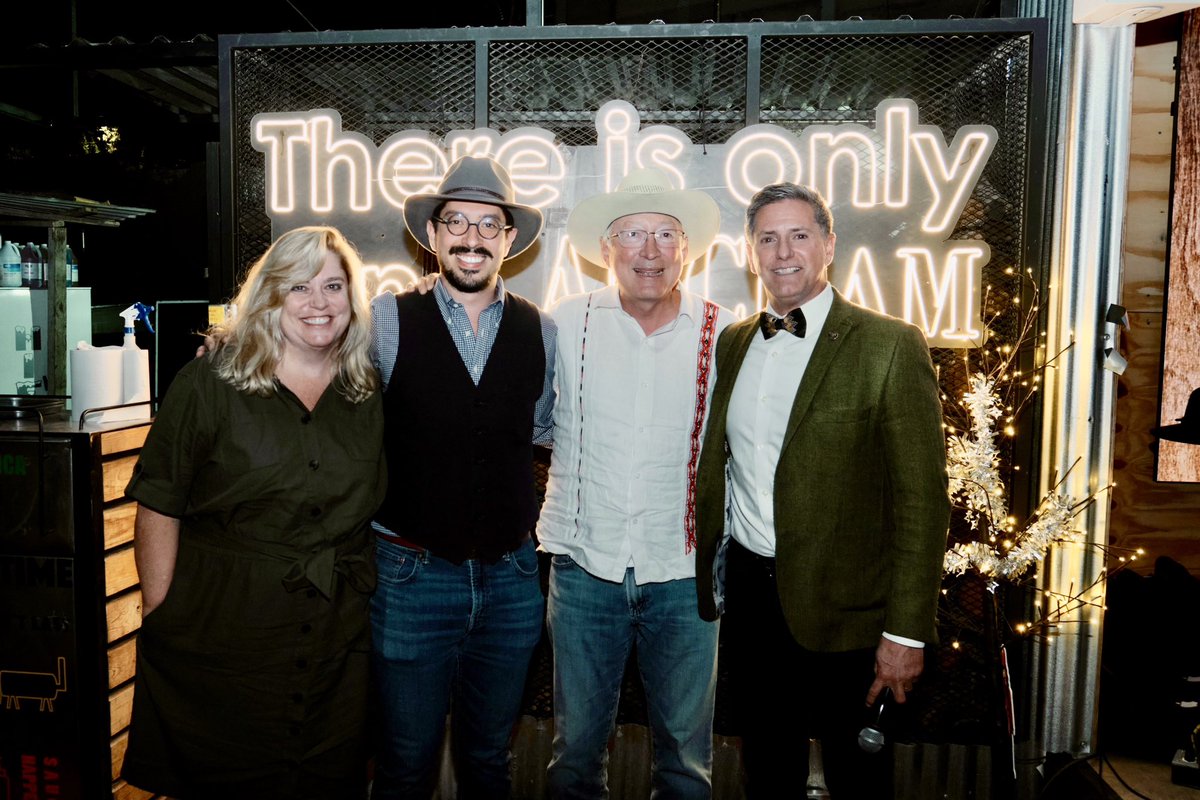 Fue un enorme gusto acompañar ayer a mis amigas y amigos de <a href="/AmChamMexico/">American Chamber/Mexico</a> en su fiesta anual y celebrar con ellos los 107 años de esta organización que es un ejemplo de nuestra integración. Reconocí a sus empresas que generan prosperidad y empleos en ambos países #SomosFamilia