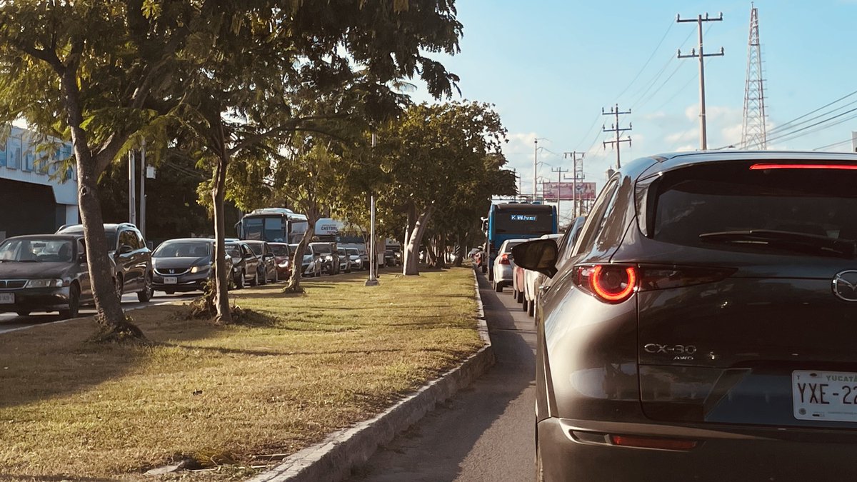 eit1mx's tweet photo. La eterna avenida Canek. 

Se escucha el sonido de las bocinas de los autos… es el clamor de la gente atrapada en este amasijo inamovible. https://t.co/WHof0hLfAt