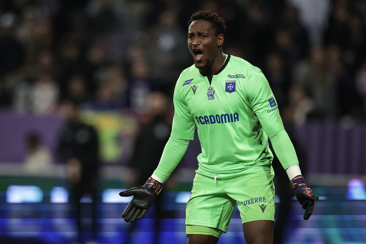 OptaJean's tweet photo. 11 - Number of saves made by a goalkeeper in the European Top 5 leagues this season:

13 - Mads Hermansen (Leicester) v Arsenal in September
11 - Nediljko Labrovic (Augsburg) v Bayern in November
11 - Donovan Léon (Auxerre) v Paris SG tonight 🆕

Wall. #AJAPSG https://t.co/u5KaN6QrLP
