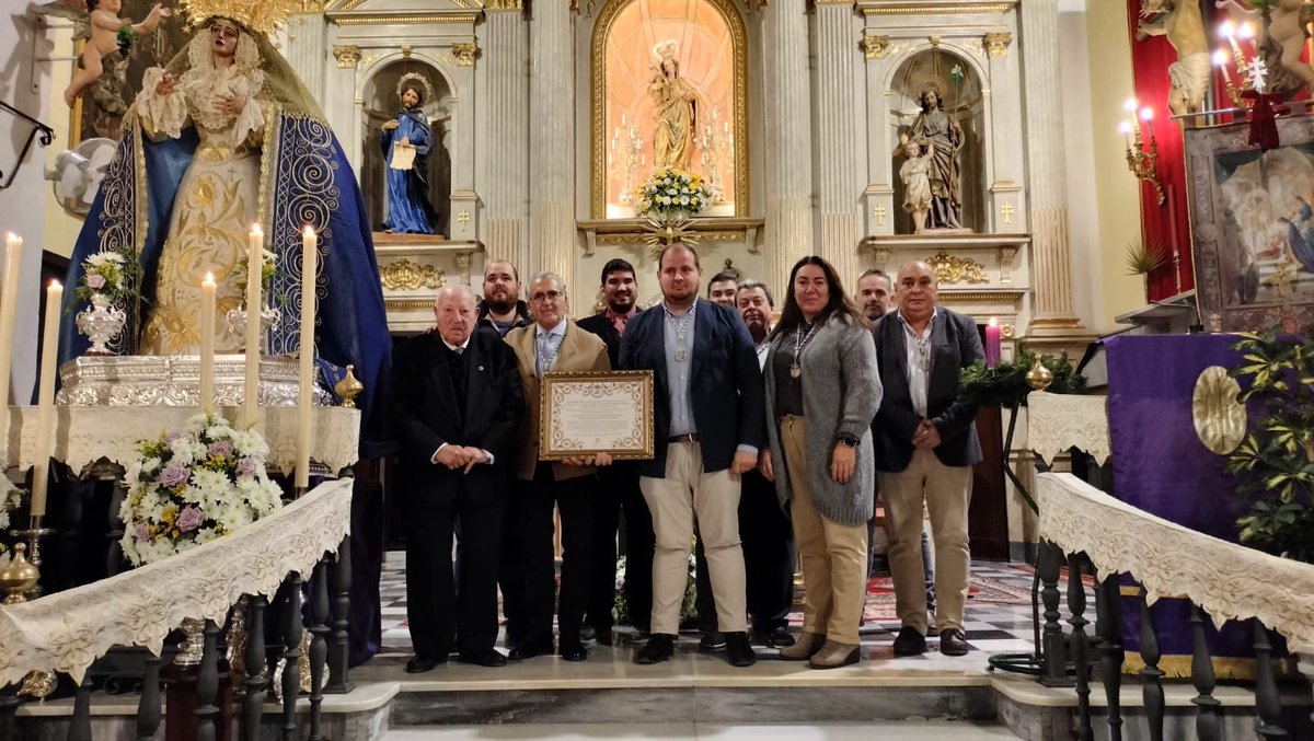 Entrega a  nuestro hermano D. Manuel Girón Ceballos el reconocimiento como capataz honorífico destacando la labor como capataz y siendo fundamental su trabajo en la primera restauración  la Capilla de la Aurora en el año 1969 en su mandato como Hermano Mayor.