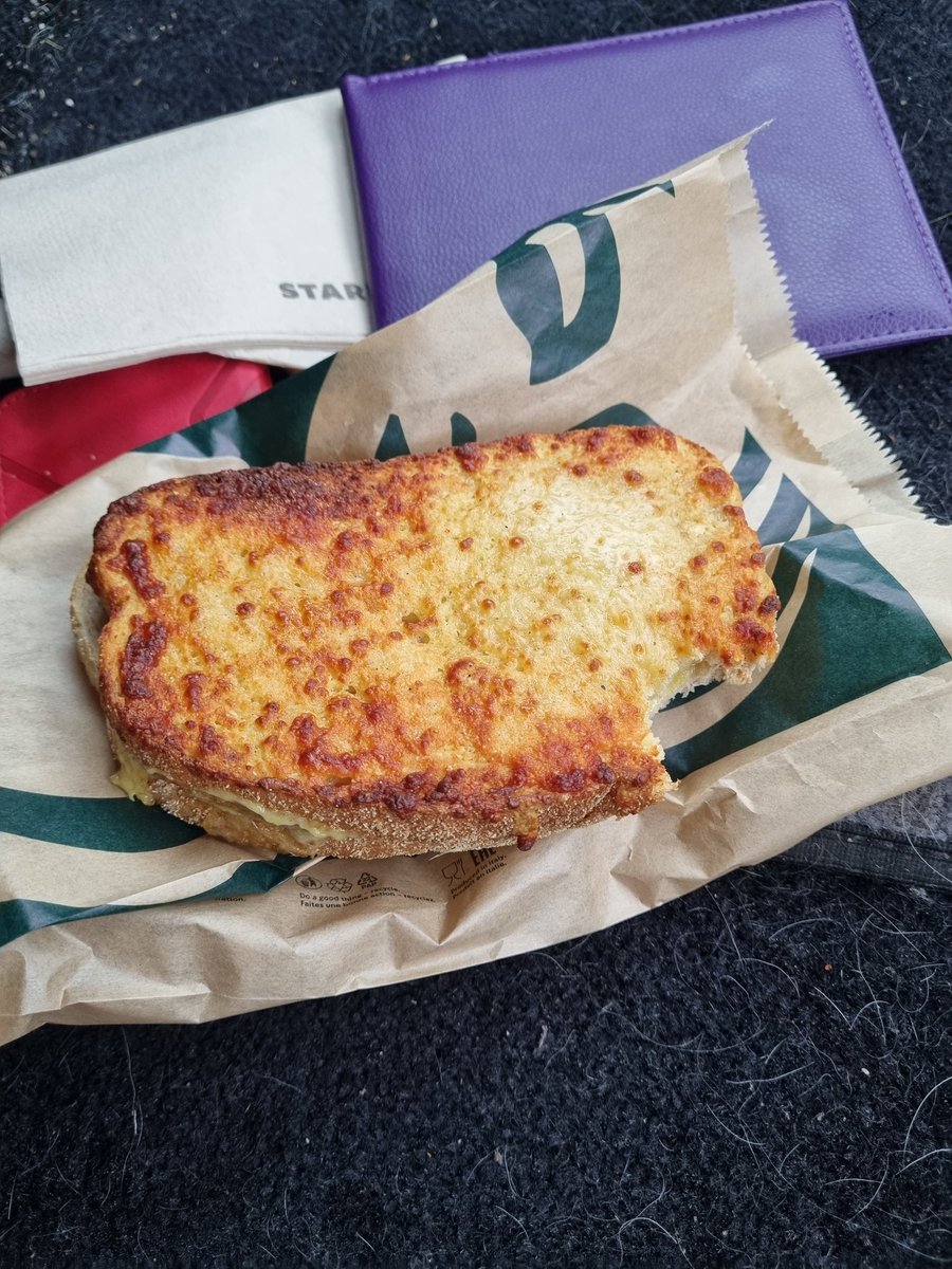 Hmm <a href="/StarbucksUK/">Starbucks UK</a> I ordered a chocolate twist from your Liverpol Edge Lane drive thru &amp; received this! Was in a hurry &amp; didn't check till after I drove off! 🤦‍♀️