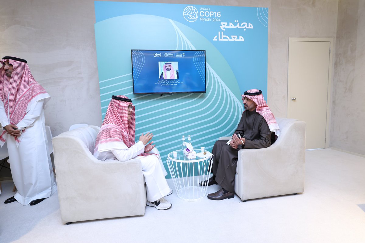 shahranihamzah's tweet photo. بالأمس، تشرفت بالحوار مع معالي وزير الموارد البشرية والتنمية الاجتماعية، المهندس أحمد بن سليمان الراجحي. كان حديثنا عن الاتصال المؤسسي وكيف يمكنني الوصول إلى منصب قيادي في وطني.

يسعدني أن أشارككم أبرز نقاط الحوار👇 https://t.co/UZA7Dmn1iC