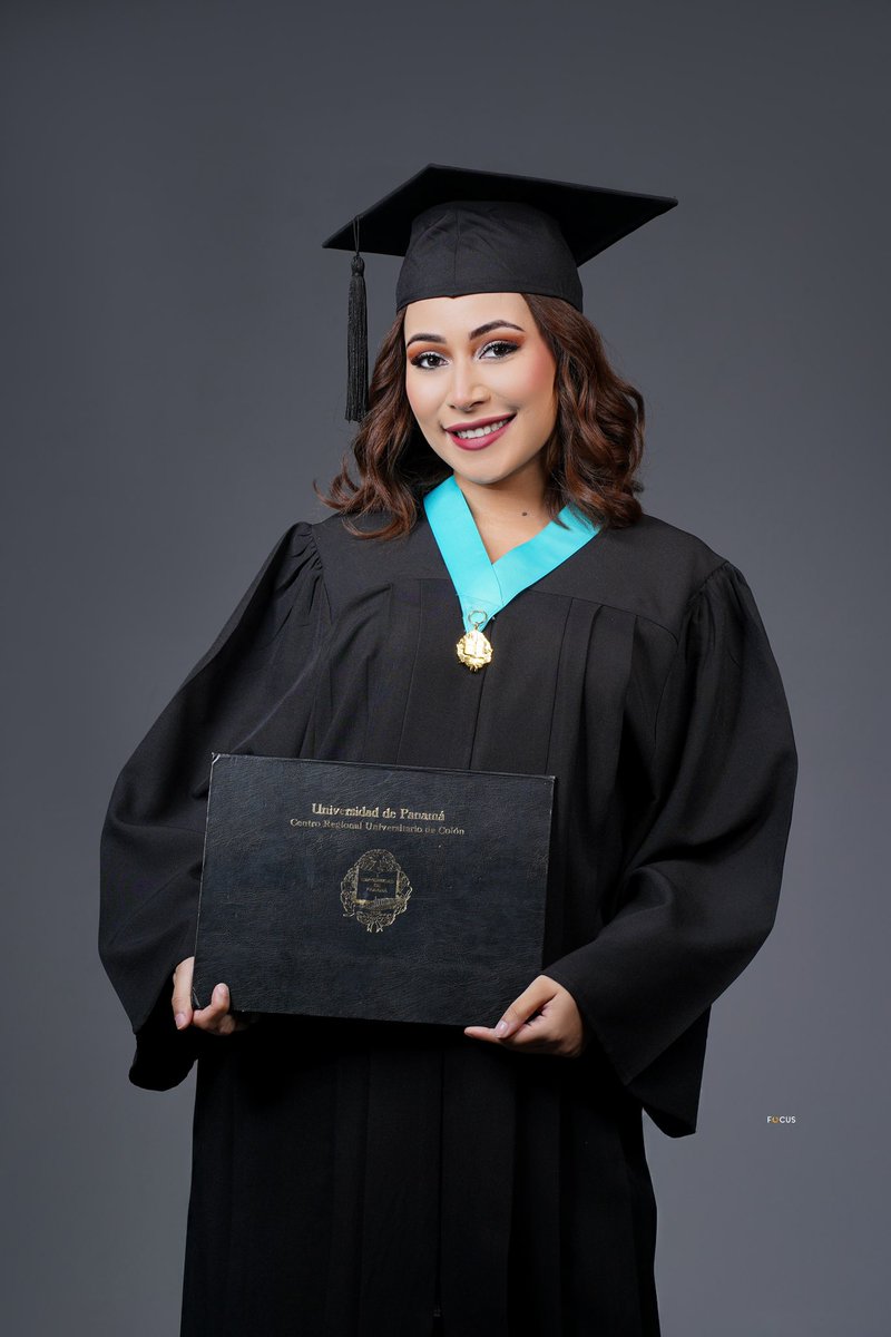 alejandraibeth_'s tweet photo. Twitter, me gradué 😭🎉🎓 https://t.co/a7tJDMa9Xo