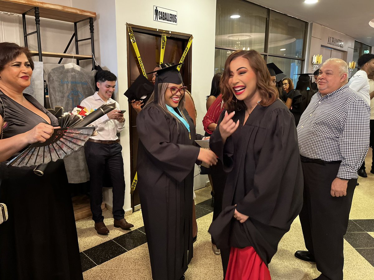 alejandraibeth_'s tweet photo. Twitter, me gradué 😭🎉🎓 https://t.co/a7tJDMa9Xo