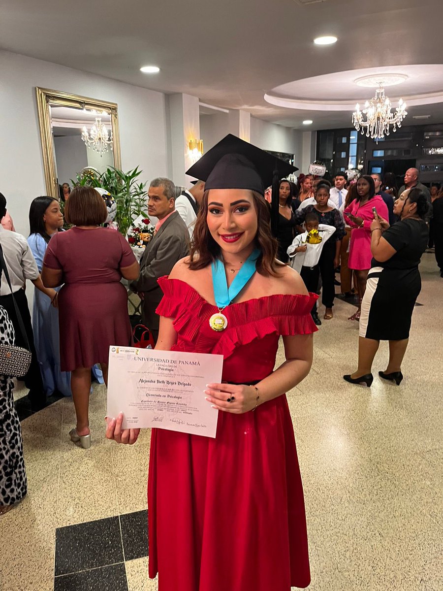 alejandraibeth_'s tweet photo. Twitter, me gradué 😭🎉🎓 https://t.co/a7tJDMa9Xo