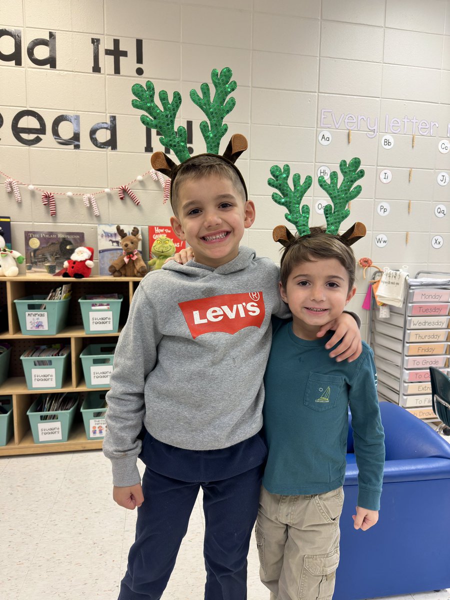mrsbaileyfinch's tweet photo. Happy Reindeer Day! 🎄✨ https://t.co/3BWshzyNRG