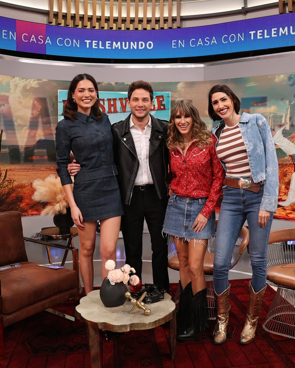 EricasolangeAn1's tweet photo. "#HAASHVILLE en Florida! 🌴🤠"
#Beeeeviernes en Miami que más se puede pedir 🌵🇺🇸❤️ #DiaDePromo #Miami #GiraHAASHVILLEUSA #VisitHAASHViLLE @ECCTelemundo
📸 @haashoficial vía Instagram https://t.co/ri5tZyshJ0