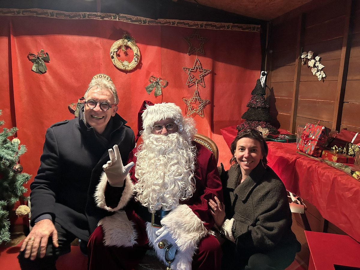 Marché de Noël, animations … et le centre-ville revêt ses habits de Noël  #Mayenne #UCAVM