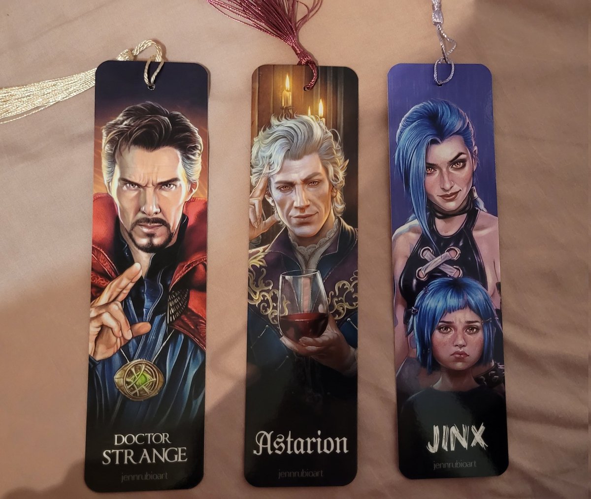 Estos 3 marcapaginas de <a href="/Jennrubioart/">Jenn Rubio 🎨 🔜 Expotaku Coruña</a> (aunque si no fuera mi pobreza habrían caído unas prints preciosisimas y puede que media tienda)