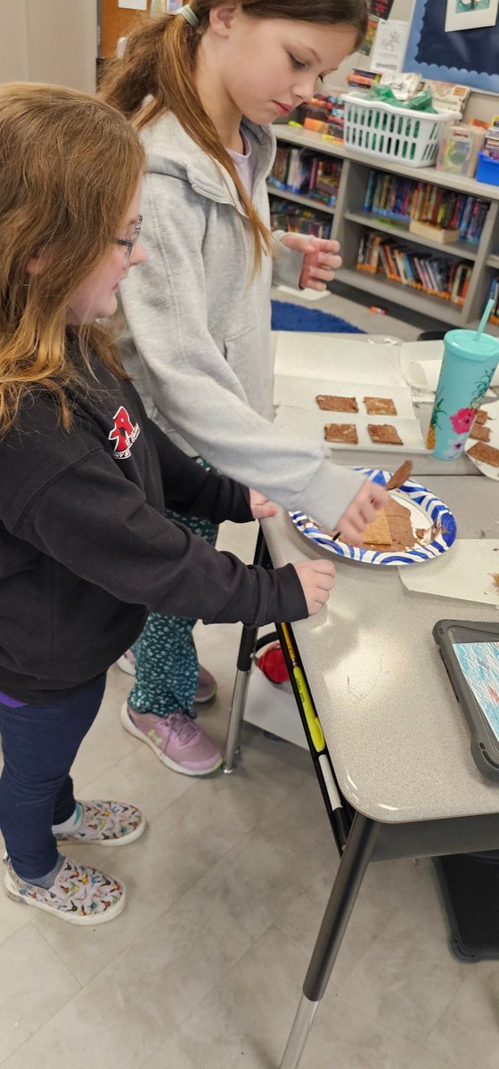 sreason329's tweet photo. Learning about plate tectonics, the earthquake in California, and how forces change Earth! Building models with sweets makes it extra fun! 🌋 @EWA_MCS https://t.co/74bkZVyDeE