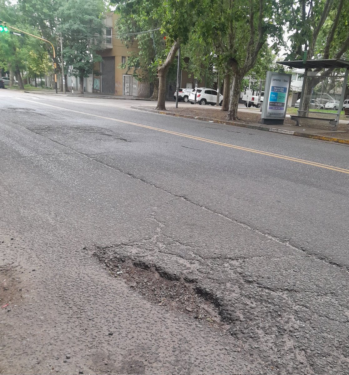MariaGuebara's tweet photo. #MardelPlata Libertad cruzando Dorrego. Dos pozos, uno pegado al otro. Por esquivar uno agarré otro, hice pedazos una goma y jodí la llanta. No lo pude evitar por tener un auto a la par... @gmontenegro_ok paso a cobrar por la Municipalidad??? 😡 https://t.co/ZFaKv3V1D2