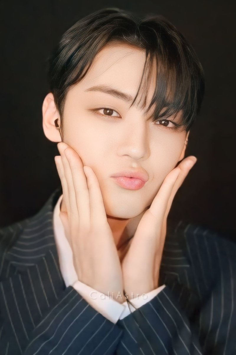 CaliAstro's tweet photo. Ask and you shall receive. Kang Yuchan from A.C.E serving face when I asked for him to pose for my phone wallpaper.

#ACE #Yuchan #에이스 https://t.co/ST0Gu3DYBf