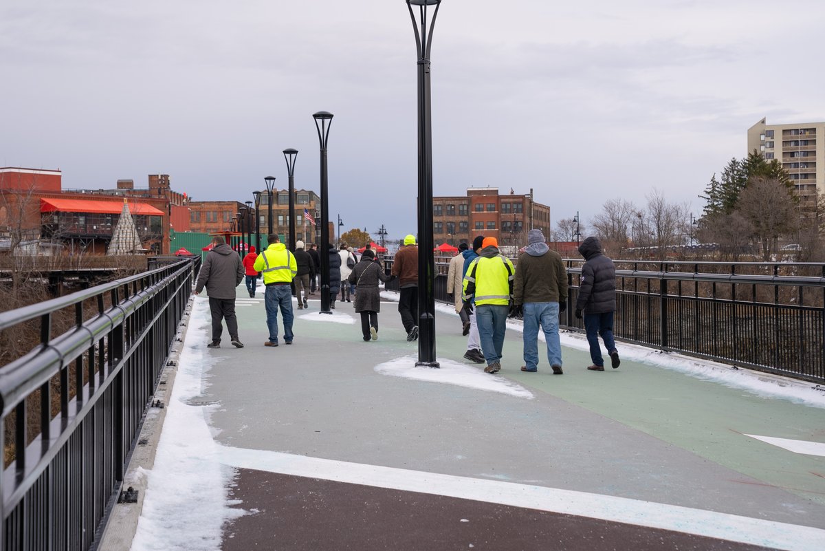 We celebrated the grand re-opening of the Pont de Rennes pedestrian bridge today!
 
The iconic landmark, which stands above the Genesee River Gorge, reconnects residents and visitors to stunning views of the 96-foot High Falls.
 
Learn more: cityofrochester.gov/news/pont-de-r…