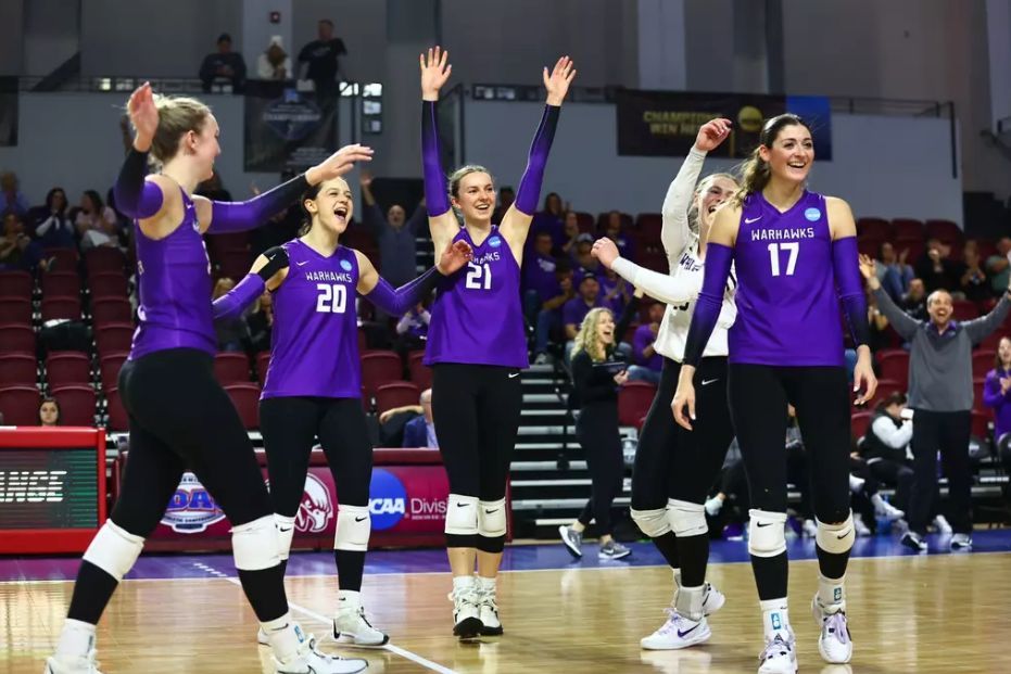 UWWCoeps's tweet photo. Shoutout to UWW Volleyball players and COEPS students Hannah Proctor, Payton Kuepers, Allyson Warburton, Emma Bludgen, Aubrie Krzus, Abbie Dix, Alayna Jansky, Jaedynn Evans, Holly McDonald, Ava Rebarchik on their trip to the D3 National Championship this weekend!

📷 Keith Lucas https://t.co/SKTKSHRV9W