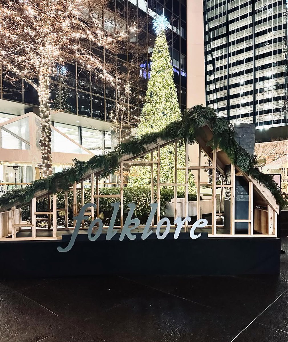 TSUpdating's tweet image. 🚨| After Taylor’s speech about how the folklore cabin belongs to Canada, Vancouver built a Folklore cabin at Bentall Centre for charity!!!