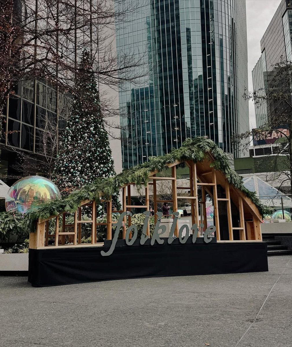 TSUpdating's tweet image. 🚨| After Taylor’s speech about how the folklore cabin belongs to Canada, Vancouver built a Folklore cabin at Bentall Centre for charity!!!