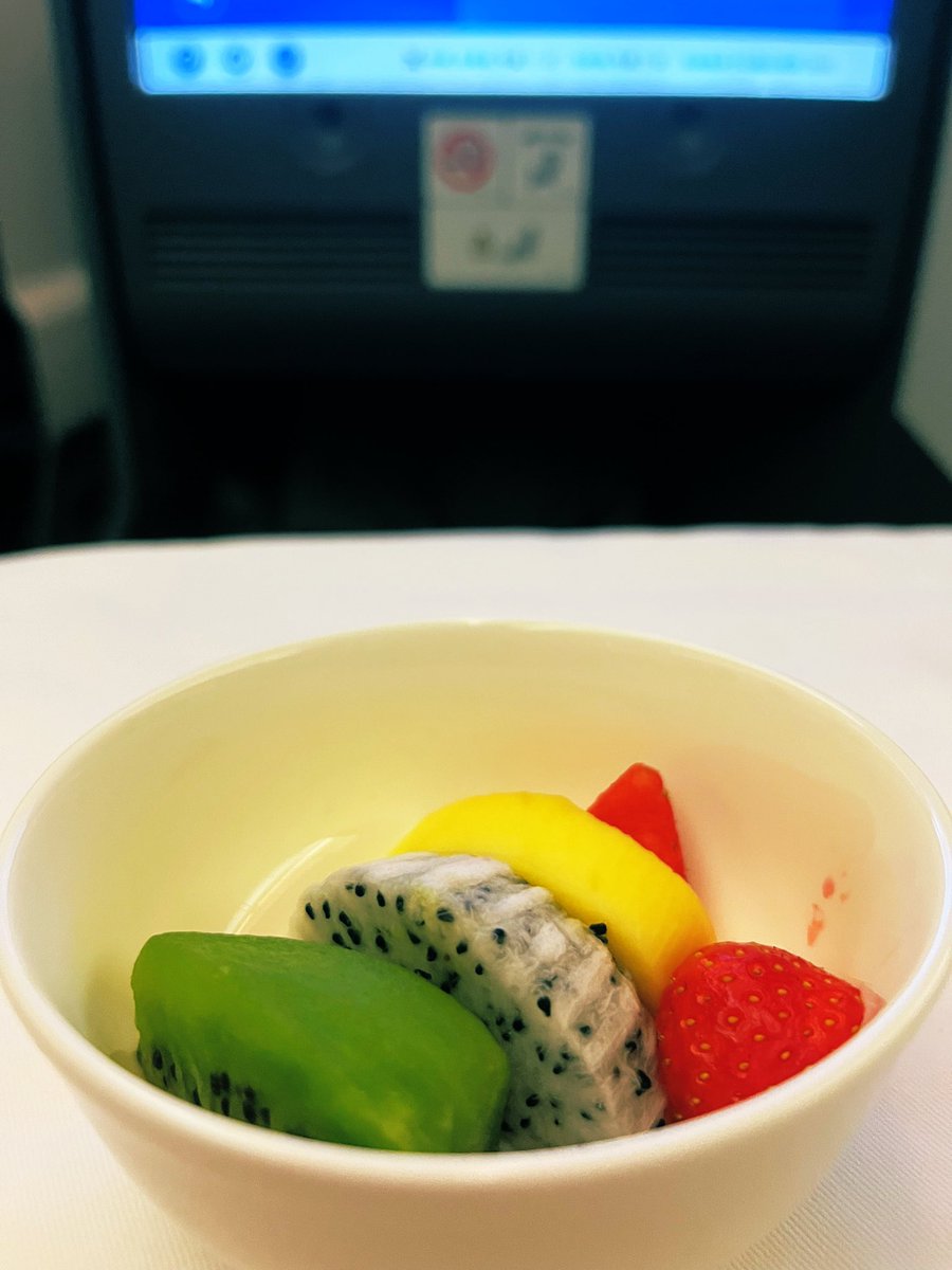 TEP1976JP's tweet photo. 最後はフルーツを選んだ
#ANA
#NH224
#機内食
#もう眠い https://t.co/TU6FDcXIHN