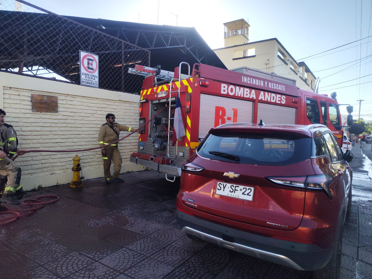 BombaAndes's tweet photo. Vehículo mal estacionado frente al grifo de nuestro cuartel central, recordamos a los conductores la prohibición de estacionarse frente a grifos. https://t.co/dhBIjKXqMM