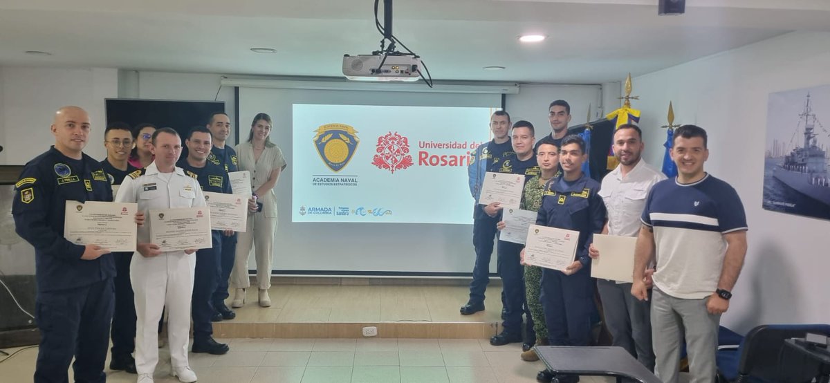 ANEES_ARC's tweet photo. la Academia Naval de Estudios Estratégicos en conjunto con la U del Rosario, culminó el Diplomado en Guerra Moderna, un programa que permite comprender a los participantes amenazas actuales que incluyen narcotráfico y terrorismo. #ArmadaColombia #ProtegemoselAzuldelaBandera https://t.co/0Zkto5Q7Dx