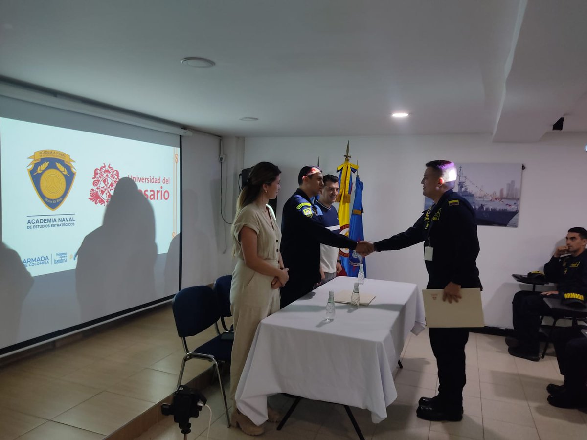 ANEES_ARC's tweet photo. la Academia Naval de Estudios Estratégicos en conjunto con la U del Rosario, culminó el Diplomado en Guerra Moderna, un programa que permite comprender a los participantes amenazas actuales que incluyen narcotráfico y terrorismo. #ArmadaColombia #ProtegemoselAzuldelaBandera https://t.co/0Zkto5Q7Dx