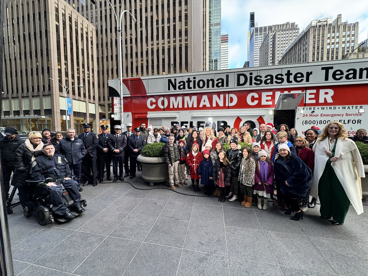 JaniceDean's tweet photo. A great morning on #Foxsquare with first responder families from @1strcf @FoldsofHonor @Tunnel2Towers @foxandfriends https://t.co/A2wMmMww5Q
