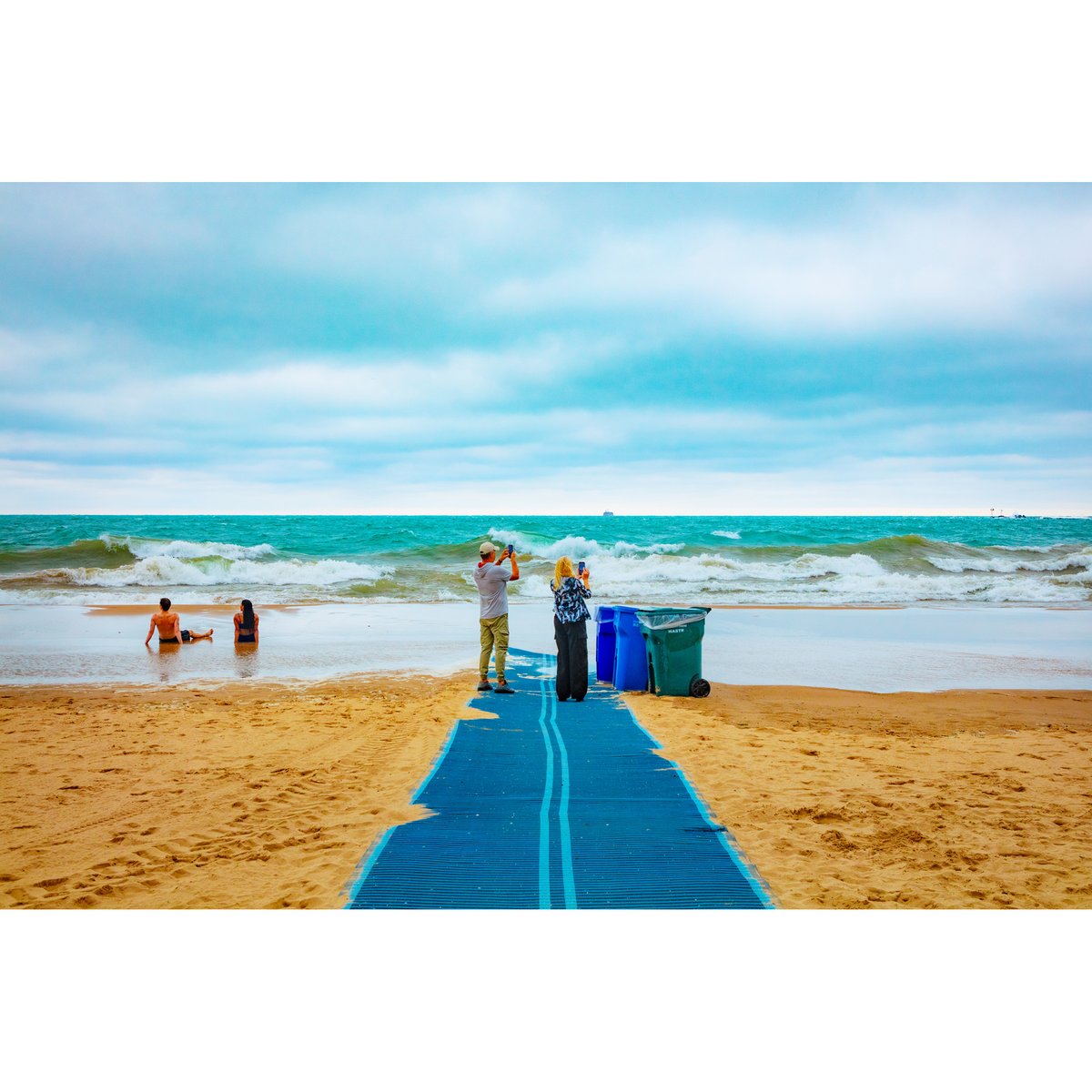 matmarcinkowski's tweet photo. Day at the beach, Lake Michigan, Chicago. Prints available. Check link in bio. Contact for info. #interiordesign #homedecor #stlinteriordesigner #stlinteriordesign #stlinteriors #stlartist #streetphotography #artforsale #chicago #lakemichigan https://t.co/Id8hWXIFyH