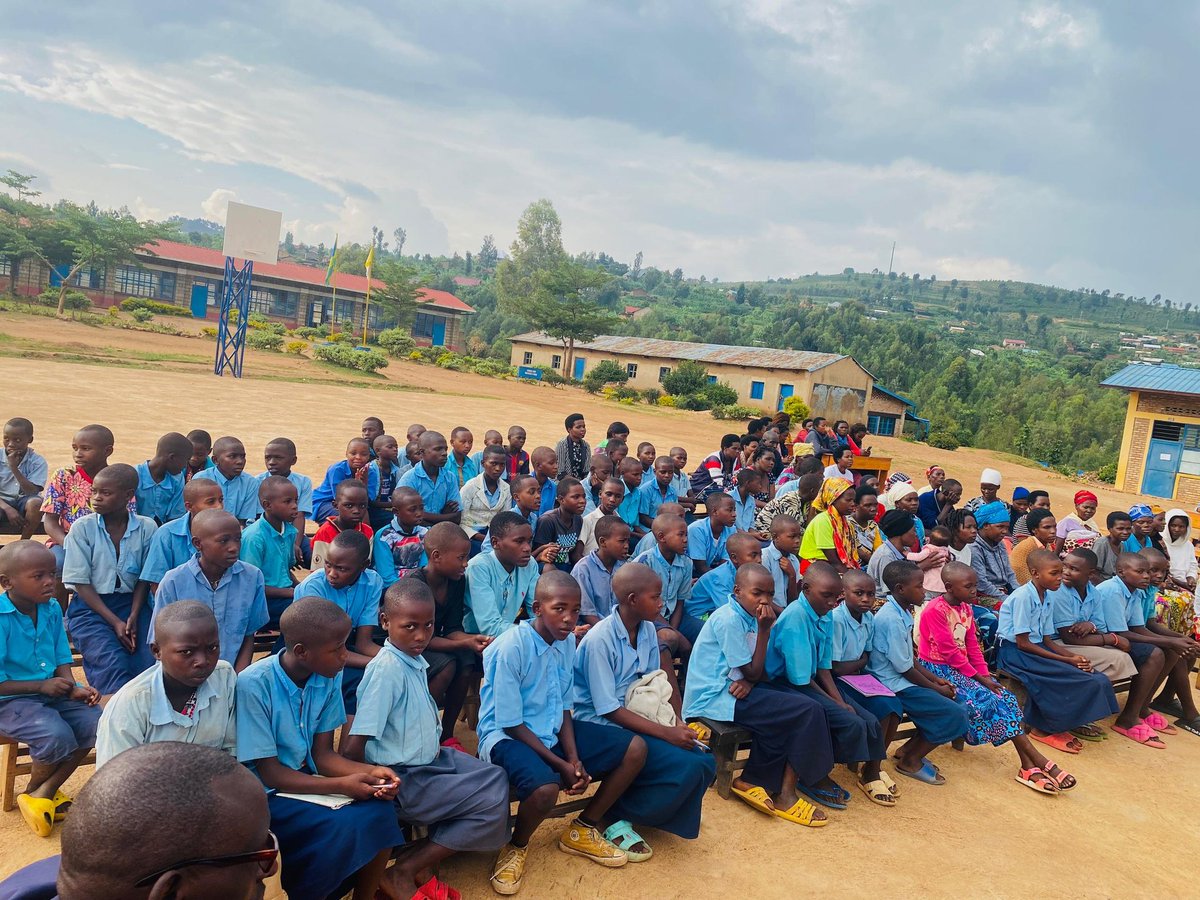 UrsuHuye's tweet photo. A heartfelt thank you to the year 2 Political Science students at the UR-Huye Campus, for generously supporting 60 students with their education fees at Runga Primary School. Your kindness  have made a lasting impact.#FutureLeaders @A_sebutege @KabagambeI @Uni_Rwanda @UR_Huye https://t.co/pvNAwaG5lu