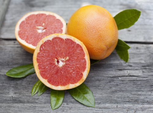 Pourquoi le pamplemousse est-il le cauchemar du pharmacien ? 

Parce qu’il est un inhibiteur enzymatique puissant et à ce titre, il est à l’origine de nombreuses interactions médicamenteuses ! 

Pamplemousse et médicaments, a thread 🧵👇🏻