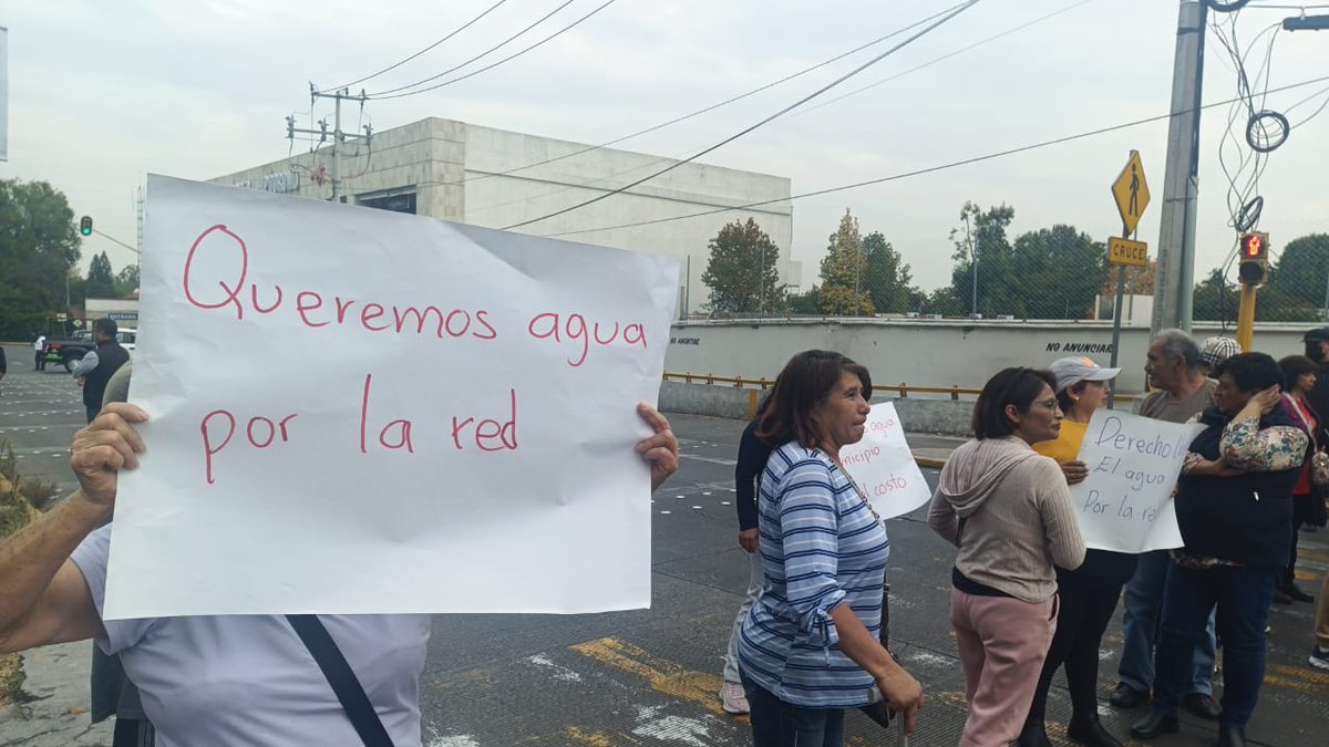 Univ_Edomex's tweet photo. 🚨 #Manifestación en la colonia Independencia, en #Naucalpan. 🚧

Vecinos bloquearon la avenida #Conscripto para exigir #agua potable, ya que llevan más de una semana sin el servicio. Piden a las autoridades de Naucalpan y #OAPAS solucionar la escasez.

Fotos especiales. https://t.co/8zt4yEPelY