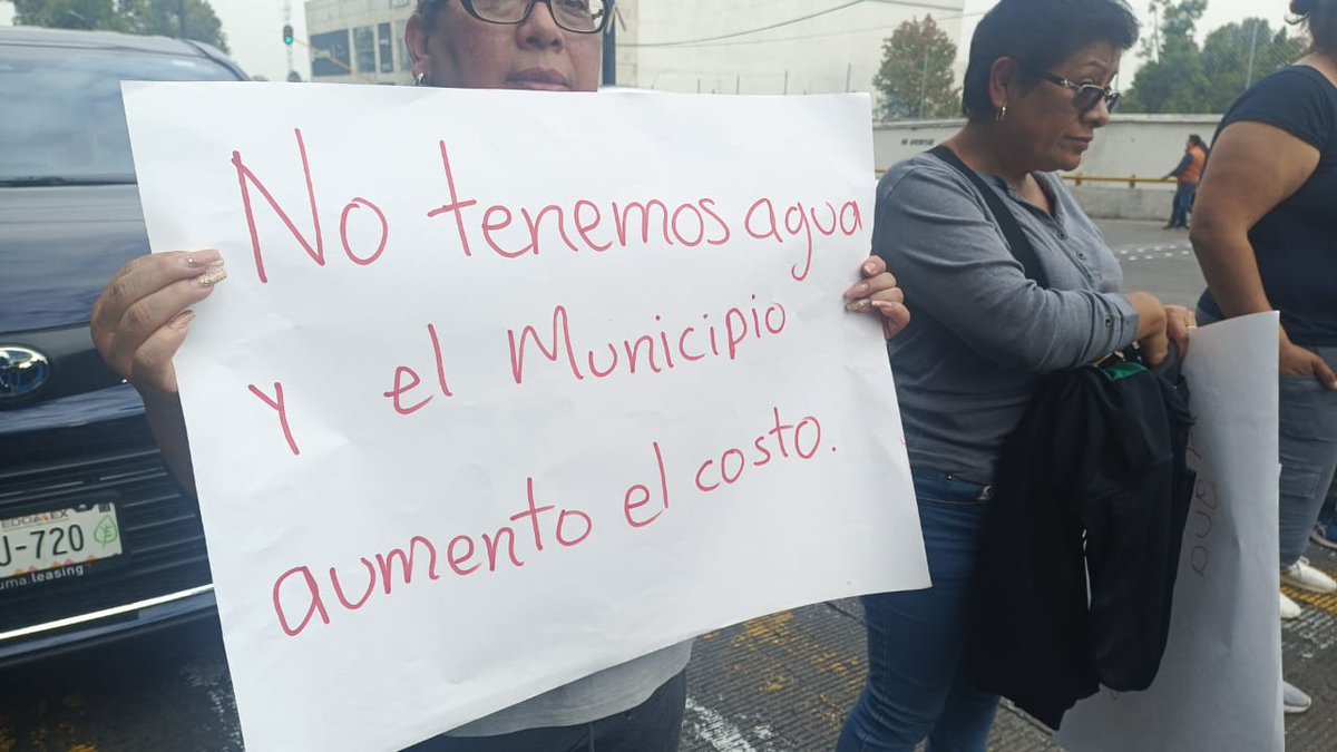 Univ_Edomex's tweet photo. 🚨 #Manifestación en la colonia Independencia, en #Naucalpan. 🚧

Vecinos bloquearon la avenida #Conscripto para exigir #agua potable, ya que llevan más de una semana sin el servicio. Piden a las autoridades de Naucalpan y #OAPAS solucionar la escasez.

Fotos especiales. https://t.co/8zt4yEPelY