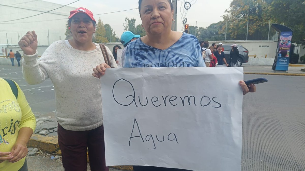 Univ_Edomex's tweet photo. 🚨 #Manifestación en la colonia Independencia, en #Naucalpan. 🚧

Vecinos bloquearon la avenida #Conscripto para exigir #agua potable, ya que llevan más de una semana sin el servicio. Piden a las autoridades de Naucalpan y #OAPAS solucionar la escasez.

Fotos especiales. https://t.co/8zt4yEPelY