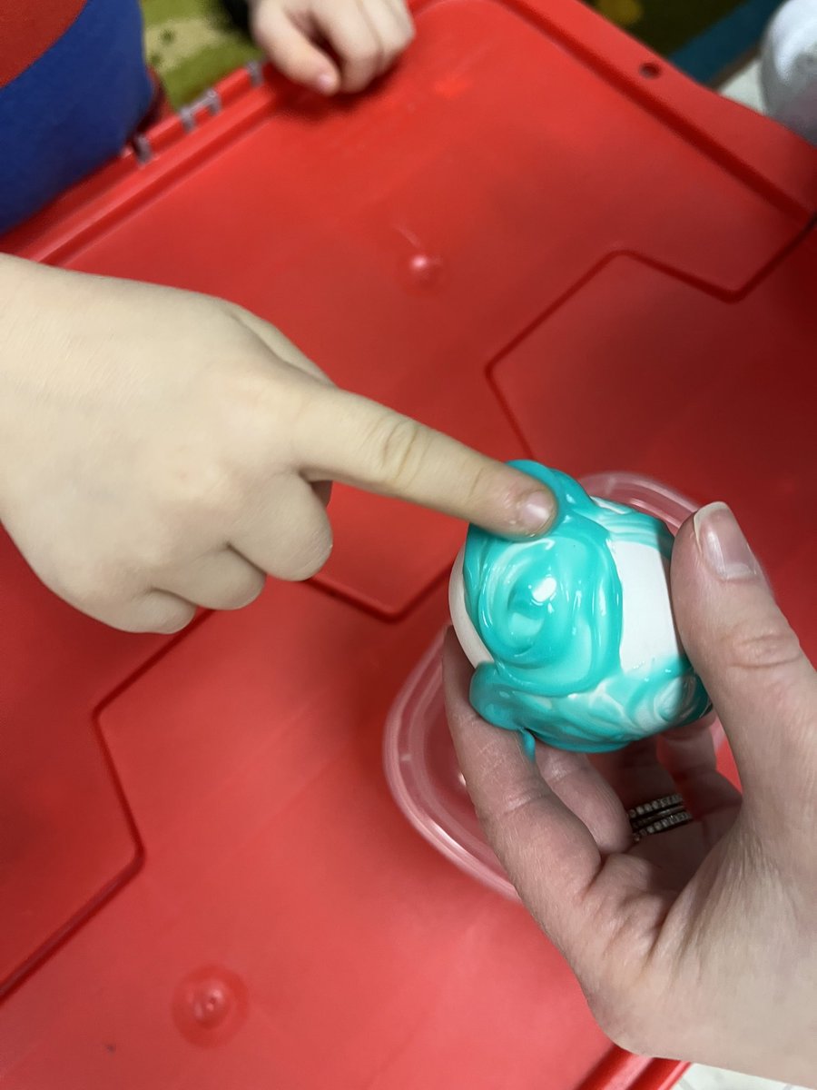 Science Fridays 🔍 : Ask your child what happened when we put toothpaste on an egg. 
After the experiment students learned the importance of brushing their teeth with toothpaste twice a day! 🦷