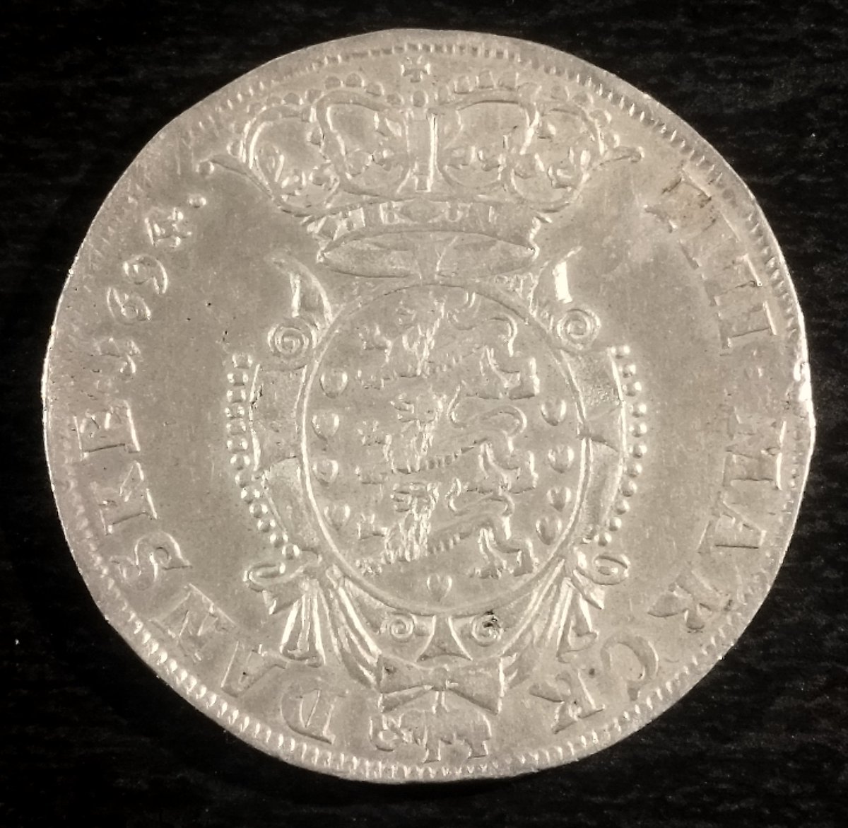 FunWithCoins's tweet photo. I totally forgot that I'd put in a cheeky little bid for this, and then somehow I won it.

Denmark (Glückstadt) - 4 mark/1 krone 1694
#coins #numismatics https://t.co/qDGXOxySRB