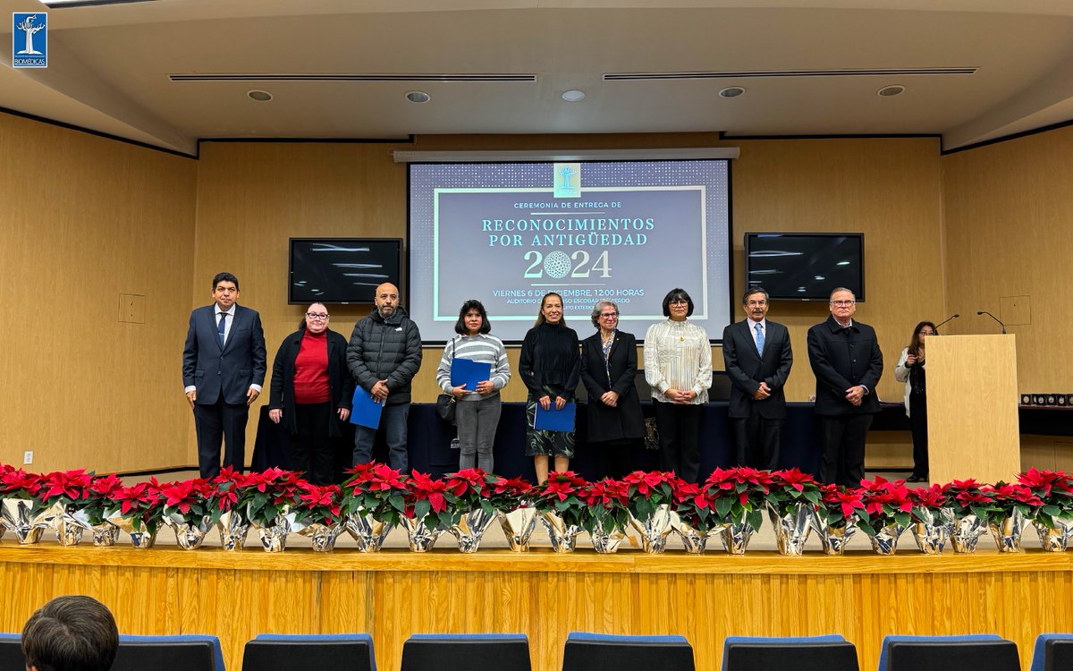 biomedicasunam's tweet photo. Reciben académicos y administrativos del #IIBO Reconocimientos por Antigüedad 2024 (1/3) | #OrgulloIIBO ¡#GOYA! https://t.co/Oshyg6dse4