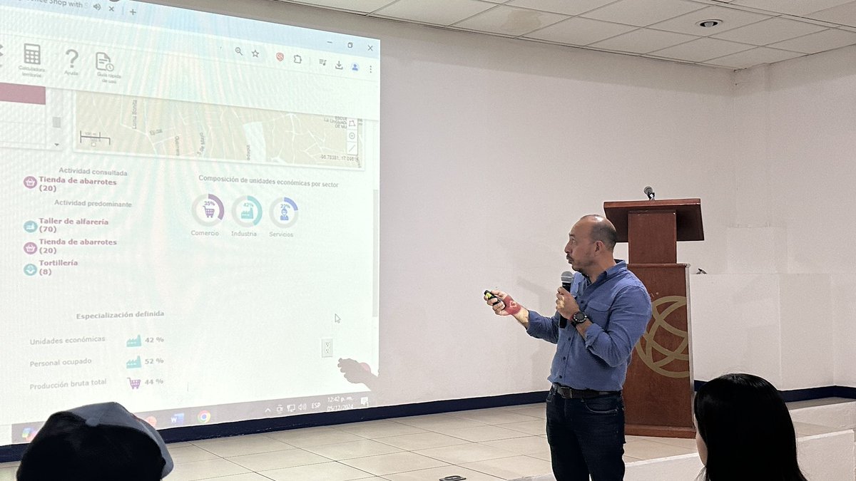 UnivasOaxaca's tweet photo. El director de información y análisis económico de la @DesEconomicoOax, Abraham Guzmán platicó con estudiantes de nuestra universidad sobre las ventajas que tiene la plataforma OVIE elaborada con datos obtenidos del INEGI y procesados por la Secretaría para un uso más dinámico. https://t.co/NYopGwmo7Z