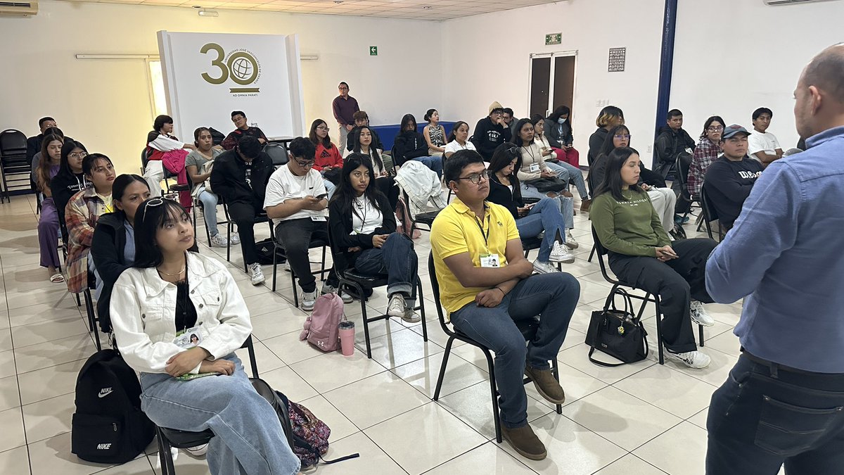 UnivasOaxaca's tweet photo. El director de información y análisis económico de la @DesEconomicoOax, Abraham Guzmán platicó con estudiantes de nuestra universidad sobre las ventajas que tiene la plataforma OVIE elaborada con datos obtenidos del INEGI y procesados por la Secretaría para un uso más dinámico. https://t.co/NYopGwmo7Z