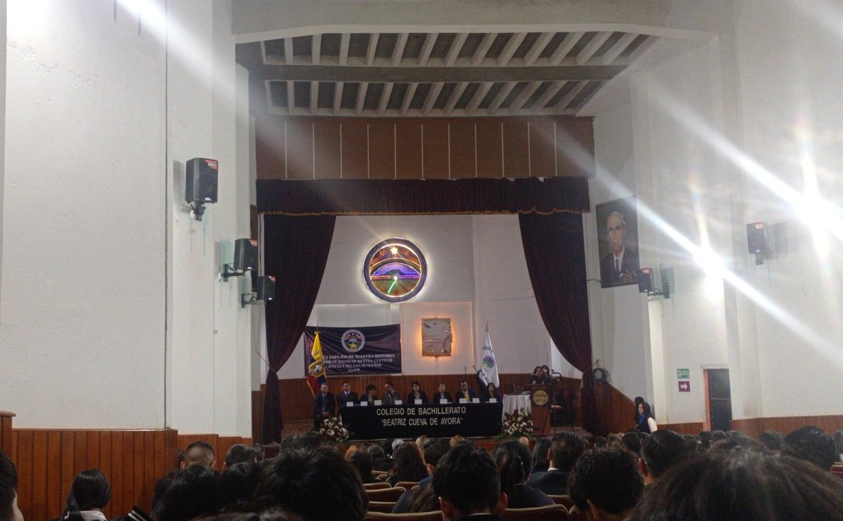 m_sarah10012's tweet photo. Se realizo hoy 6 de Diciembre la reunión por los 70 años que cumple el Colegio de Bachillerato Beatriz Cueva de Ayora y se condecoró a ex maestros que dejan enseñanzas a los alumnos y se reconocieron a docentes y a los jubilados que dejaron huellas 🫶🏻@rrubis
#SomosBeatriz #70bca https://t.co/kJsyPZeS4N