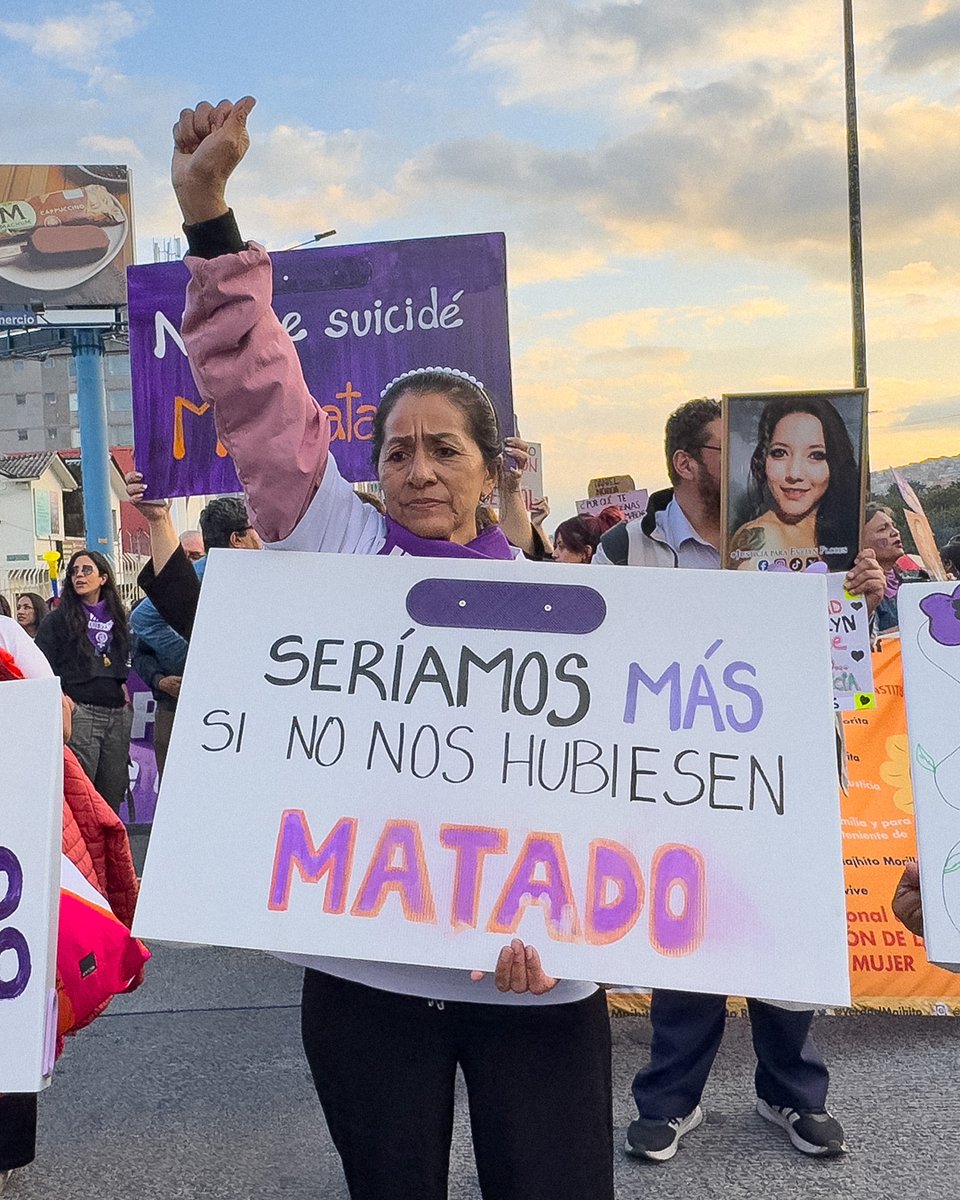 Wir sind Madres Coraje, eine Stiftung von Müttern, die ihre Töchter durch Femizid verloren haben. Da sich einer der Täter in Deutschland aufhält, fordern wir, dass er ausgeliefert und in dem Land, in dem er die Tat begangen hat, vor Gericht gestellt wird.

Mit Hilfe der KI haben