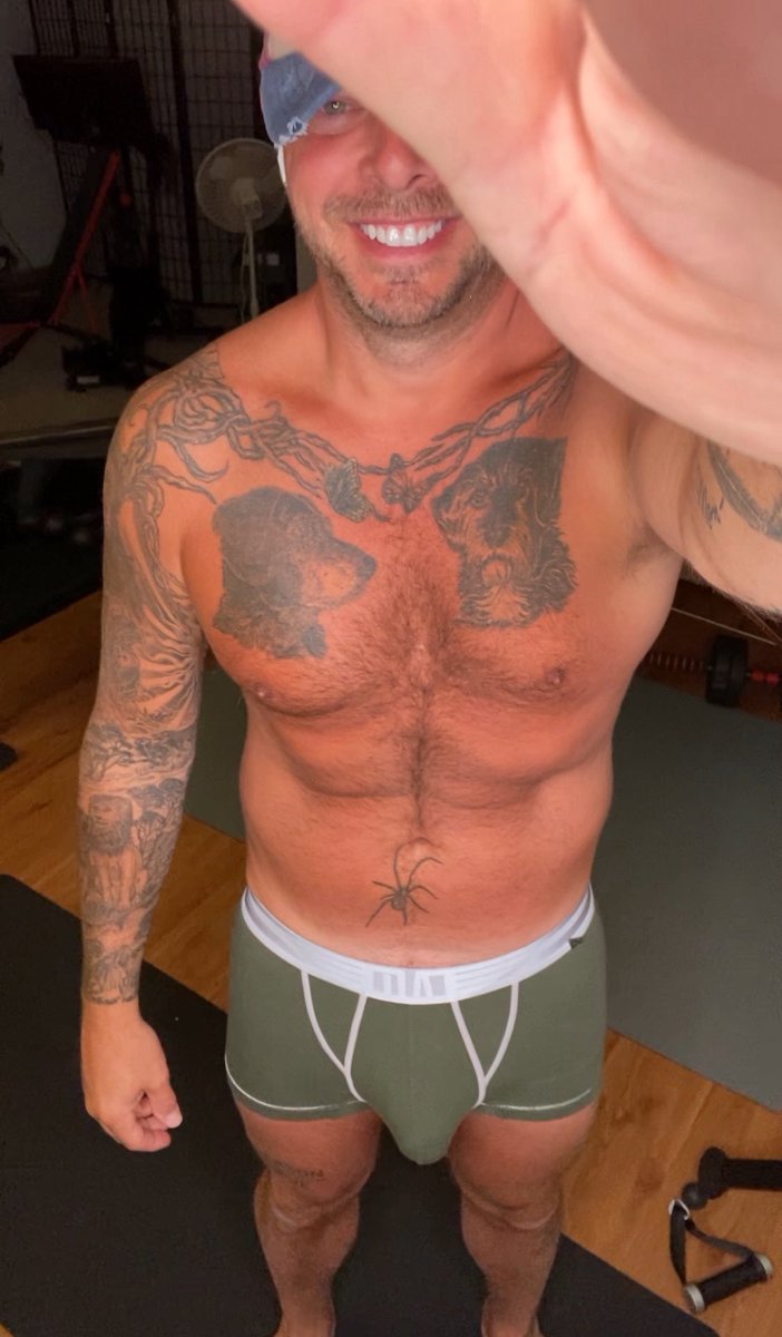 workout_demon's tweet photo. On your knees. https://t.co/pi9Qpk4gUx