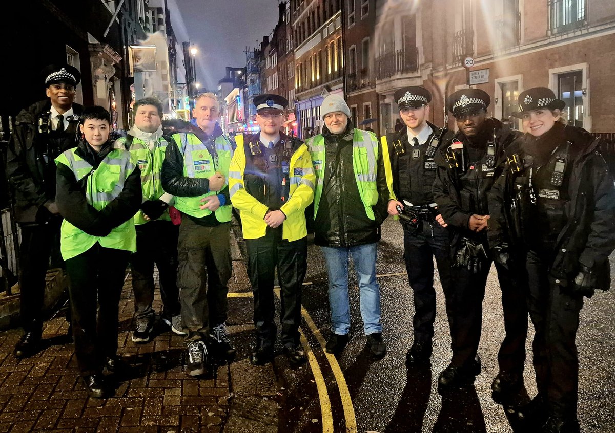 Day 12 - 16 DOA against #VAWG 

@Metpoliceuk officers from <a href="/MPSRTPC/">Roads & Transport MPS</a> teamed up with our Met #volunteers to promote our #AskForAngela Initiative.

Working in partnership with <a href="/SBN_BCRP/">Safer Business Network</a> we've engaged with hundreds of venues during the 16 DOA!

Find out more:
met.police.uk/askforangela