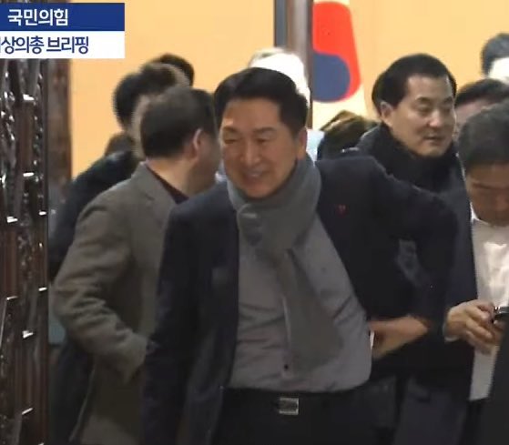 이 선명한 온도 차이를 절대 잊지 말아야 한다. 국민들은 맨몸으로 거리에 나와 국회를 지키고 있는데 의원이란 자들은 탄핵 반대를 당론으로 내놓고도 불편한 기색 하나 없이 웃고 있다.