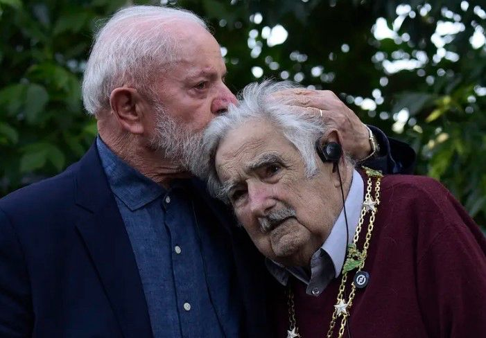 IgnacioIriarte's tweet photo. A mi me desarma el amor sincero entre hombres grandes. Tipos que se entregaron en cuerpo y alma a concretar sus sueños, tipos comprometidos, sensibles y pragmáticos. 
Este beso emocionado de Lula a Pepe Mujica, sabiendo que puede ser un último gesto de afecto, me mata. https://t.co/9dqUWtCotw